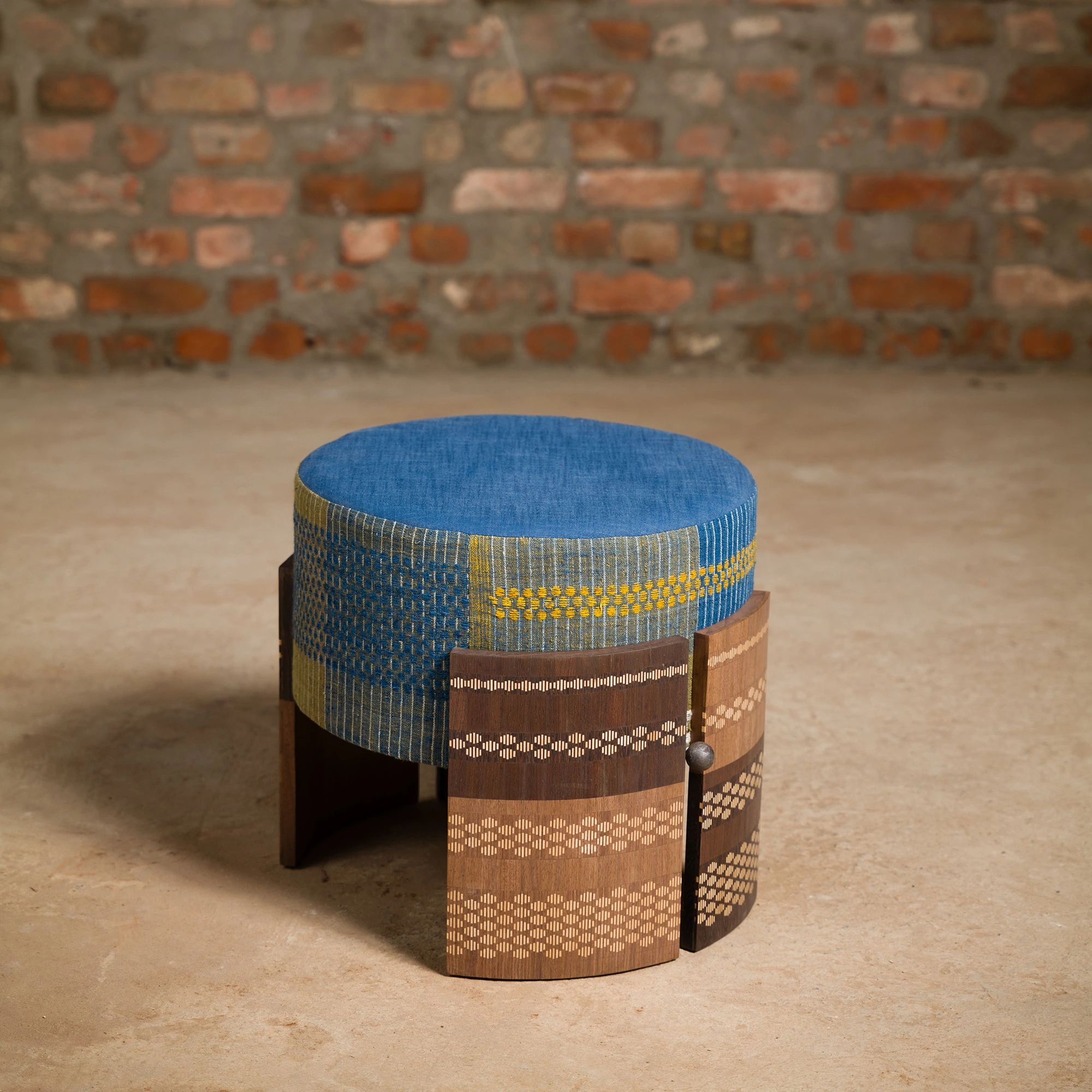 footstools pouffes